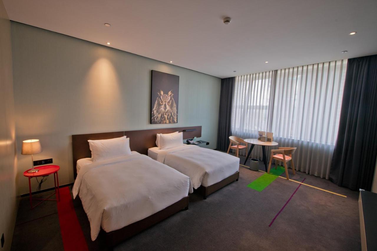 Howard Johnson Plaza Ningbo Bagian luar foto