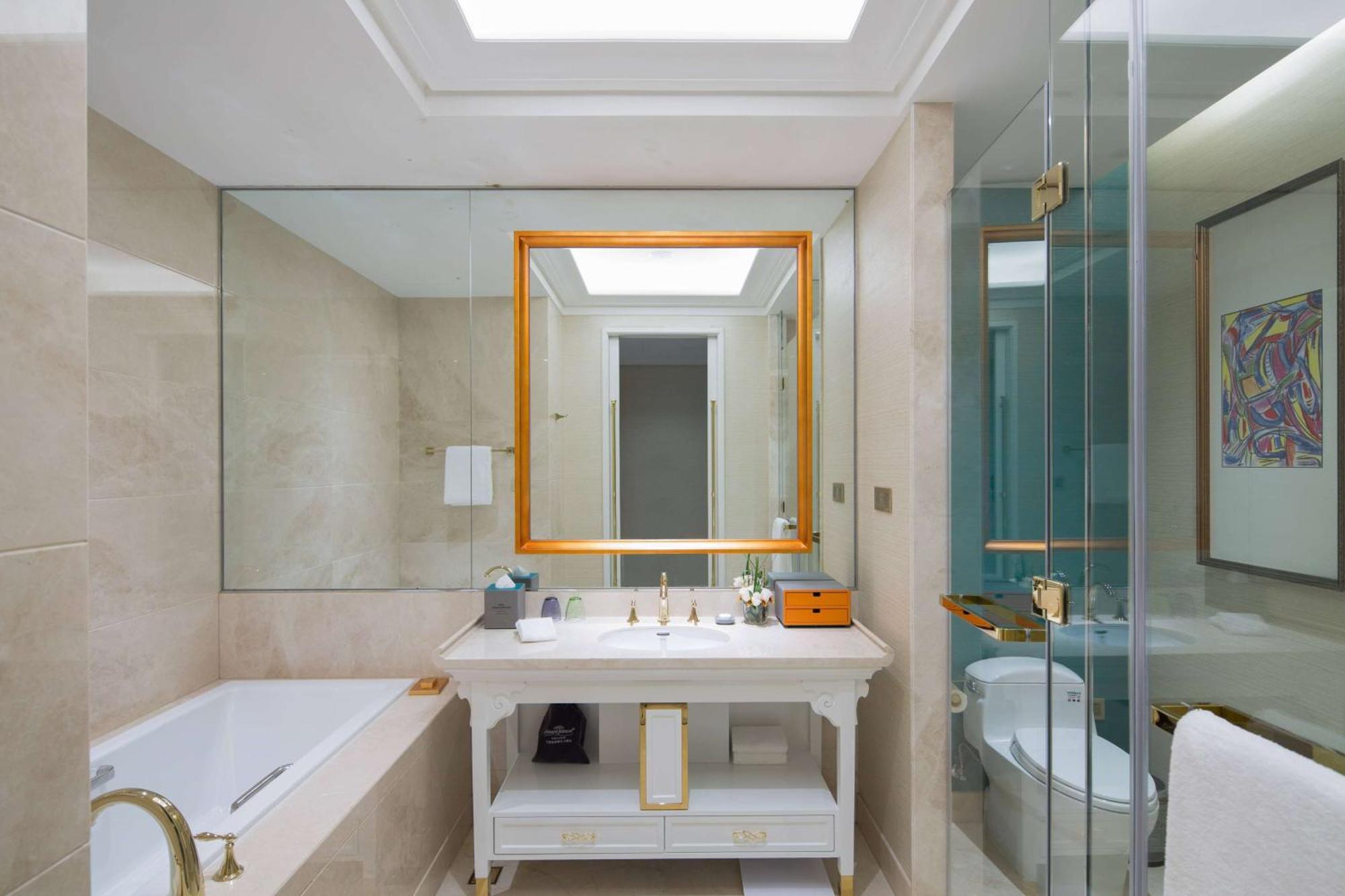Howard Johnson Plaza Ningbo Bagian luar foto