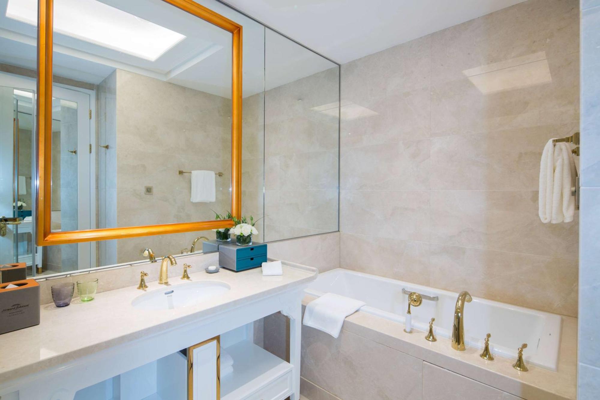 Howard Johnson Plaza Ningbo Bagian luar foto